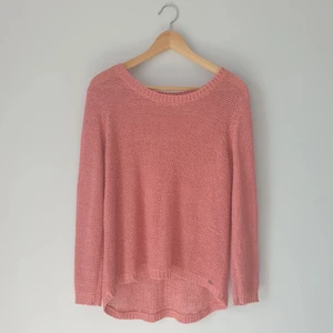 Stickad tröja - En stickad tröja med långa ärmar i laxrosa. Passar utmärkt med en skjorta under.