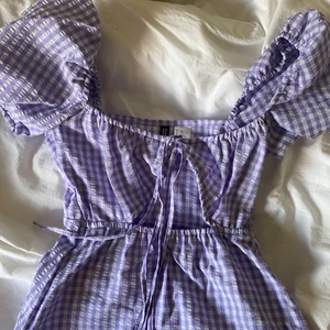 Jättefina sommarklänningar - Fina sommarklänningar, själv tycker jag dom är jättefina men inte passar mig eftersom dom är ganska urringade. Men jättefina och sköna att ha på sommaren. Lila: stl 32. Orange: stl 34. En klänning för 70kr eller båda för 120kr. Köparen står för frakt!