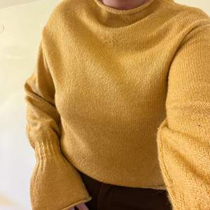 Stickad tröja från Gina i en senapsgul färg, knappt använd och i bra skick
