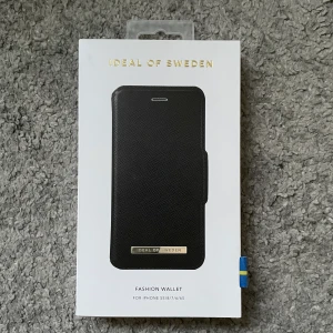 Ideal of Sweden iPhone skal - Köpte men passade inte min mobil, har bara legat i mitt rum o är i helt nyskick har ett magnet skal och ett vanligt fodral som är med:) Köpte för 428 kr på deras egna hemsida
