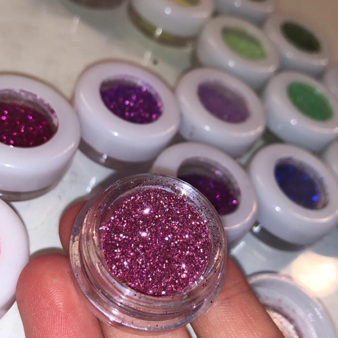 28 st behållare med glitter  - 91