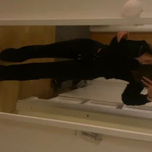 Juicy couture byxor - Jag säljer mitt fina juicy sett i mörkblå❤️ hela settet skulle kosta 1100 (priset av helt nya juicy byxor) och koftan eller byxorna för dig 650kr minst var. Byxorna är xxs o koftan xs❤️❤️