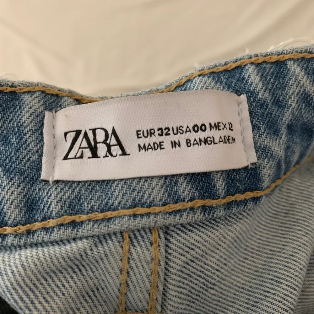 Jeans med hål från Zara, köpta här på Plick för 150 säljer billigt för 50 kr. Är slitna längst ner men de trådar går att klippa bort💗. Jeans & Byxor.