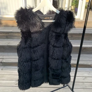 Pälsväst (ej äkta päls)  - Säljer pågrund att jag inte använder den längre. Köpt för ca 2-3 år sen men använd bara några få gånger. 