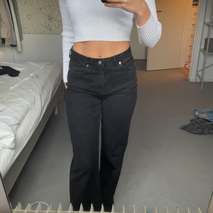 Svarta jeans ifrån madlady - Jeans från madlady, straight leg och sitter perfekt i ländegden på mig som är 167💖