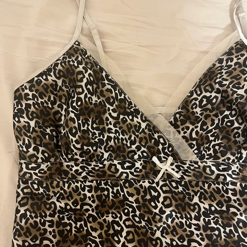 Så fint y2k inspirerat leopard mönstrat linne, kommer inte till användning (använt 2 gånger) så därför säljer jag det 💓💗💕 Frakg tillkommer. . Toppar.