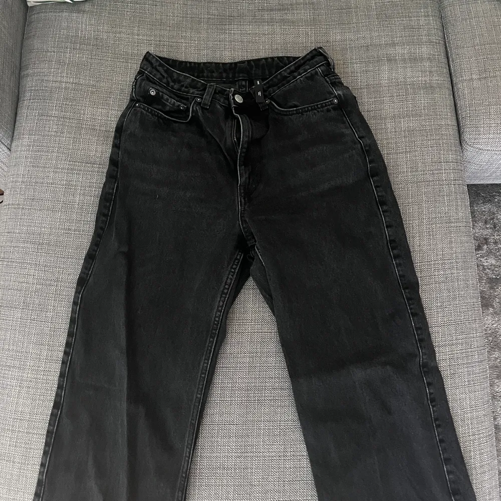 Mörkgråa jeans från weekday i modellen rowe. Ett par raka jeans med normal till hög midja i storlek 27/32. bra skick! Du står för frakten.. Jeans & Byxor.