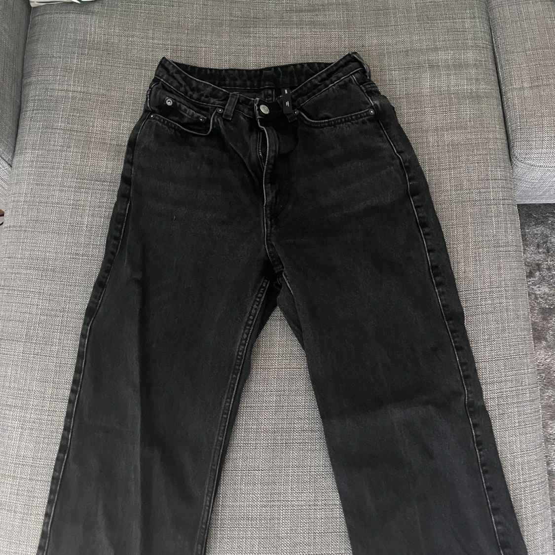 Rowe weekday mörkgråa jeans