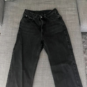 Rowe weekday mörkgråa jeans - Mörkgråa jeans från weekday i modellen rowe. Ett par raka jeans med normal till hög midja i storlek 27/32. bra skick! Du står för frakten.