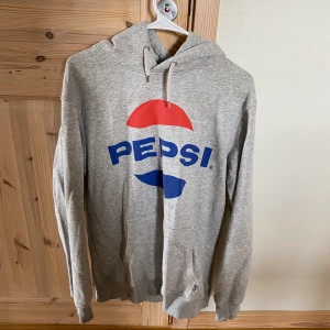 Hoddies - Säljer 5 hoodies för 500kr alternativt om man bara vill ha 1 för 130kr. Den röda och grå är storlek M och de andra xs.😊