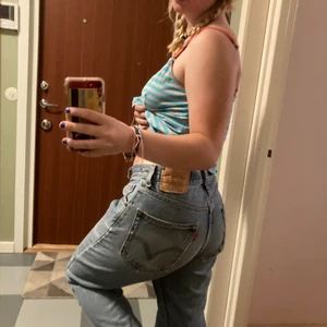 Levis jeans - Sjukt snygga ljus blåa jenas från Levis. Jätte fint skick trots att jag använt dom mycket. Så sköna och sitter jätte bra! ( pris kan diskuteras ) Skriv privat för fler bilder/frågor! Köparen står för frakten<3