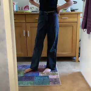 Jeans - Bra skick har man 140 sitter dom bra i benen och stora i midjan men då spänner man dom 