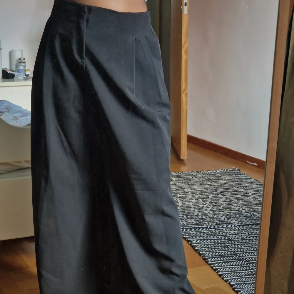 Vida kostymbyxor från Wera. Fint skick då jag har växt ur dem och inte hunnit använda så mycket. Det är lite långa på mig men har kunnat använda till klackskor. Jag är 157 cm lång.. Jeans & Byxor.