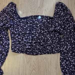 Topp från HM - En fin topp från HM som inte blivit använd då den är lite liten i storleken 😊