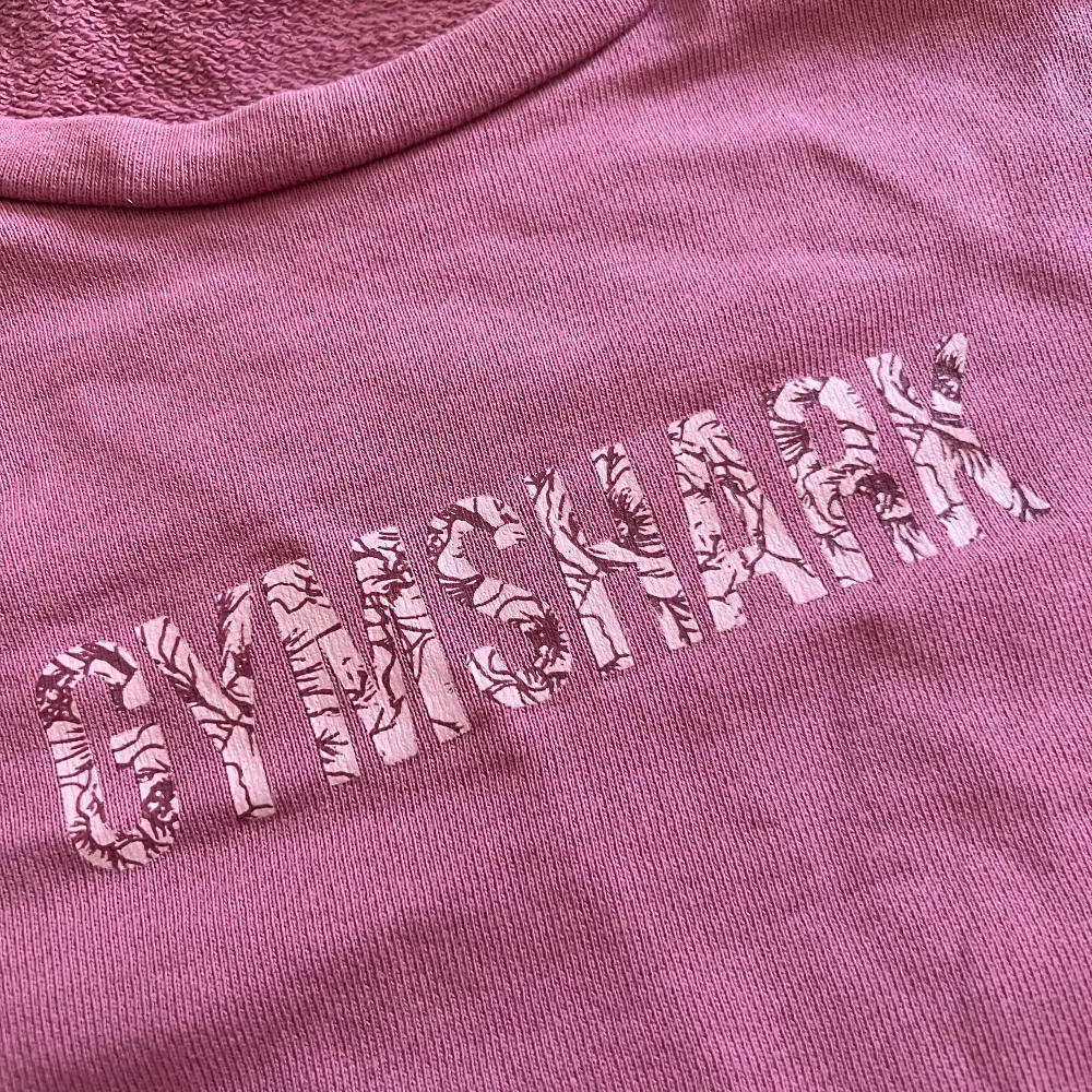 Lila/rosa croptop från GymShark, köpt här på Plick! Nästan aldrig använd! Storlek S💓. Hoodies.