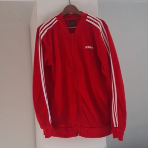 Adidas tröja  - 3 år gammal tightare passform 