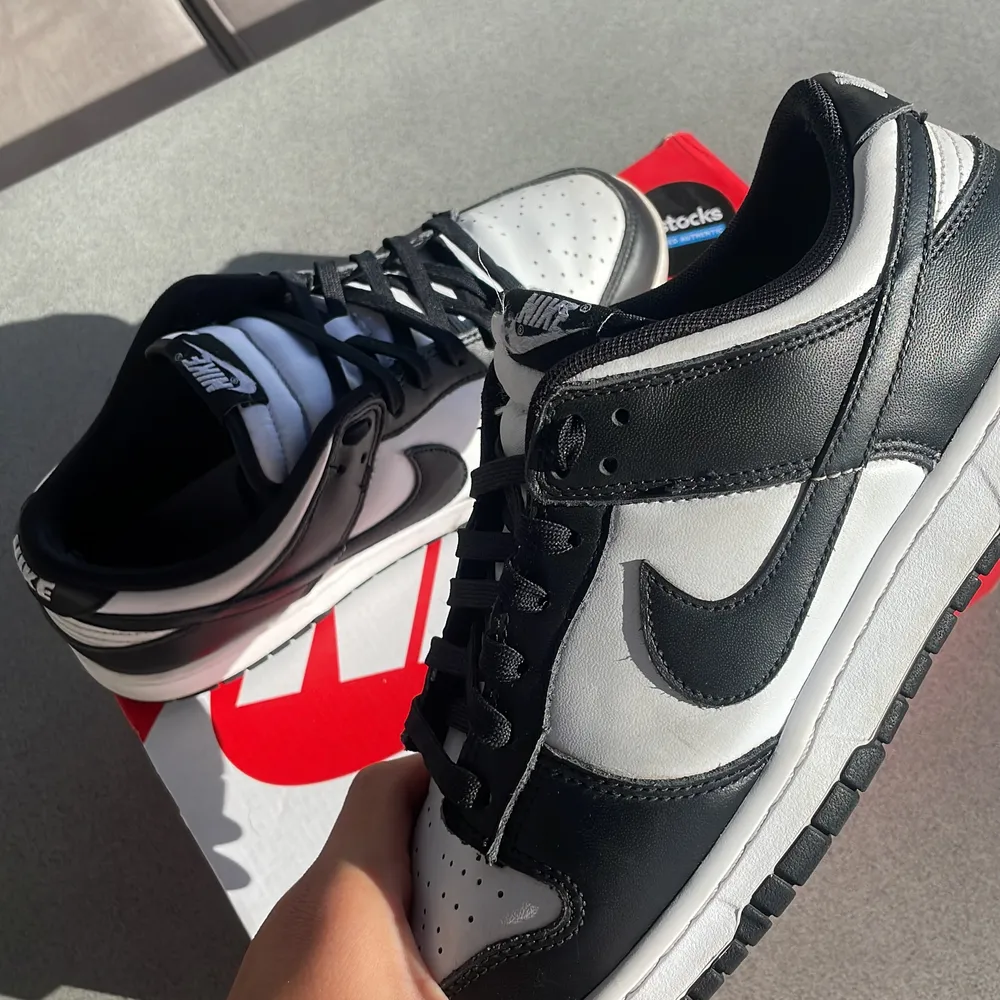 Nike dunk low panda storlek 43!🔥 Bra skick🔥 ✅Dessa skor är av en klassisk vit/svart färg passar till allt o alla✅ skorna passar både tjejer o killar! box och kvitto finns! Skickar gärna fler bilder via intresse😁 priset kan diskuteras i dm👍. Skor.