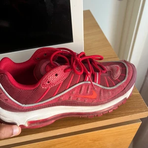 Nike air Max 97 university red - Säljer mina air Max 97. Har använts lite men är fräscha.