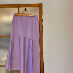 & other stories lila silkeskjol - jättefin silkeskjol från & other stories ! endast använd 1 gång och säljer då den inte passar mig längre<3 