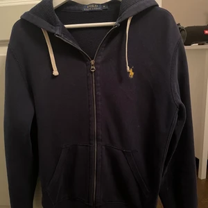 Ralph Lauren kofta - Kofta från Ralph lauren som jag köpte för länge sedan. Använder inte längre. Passar storlek S-M