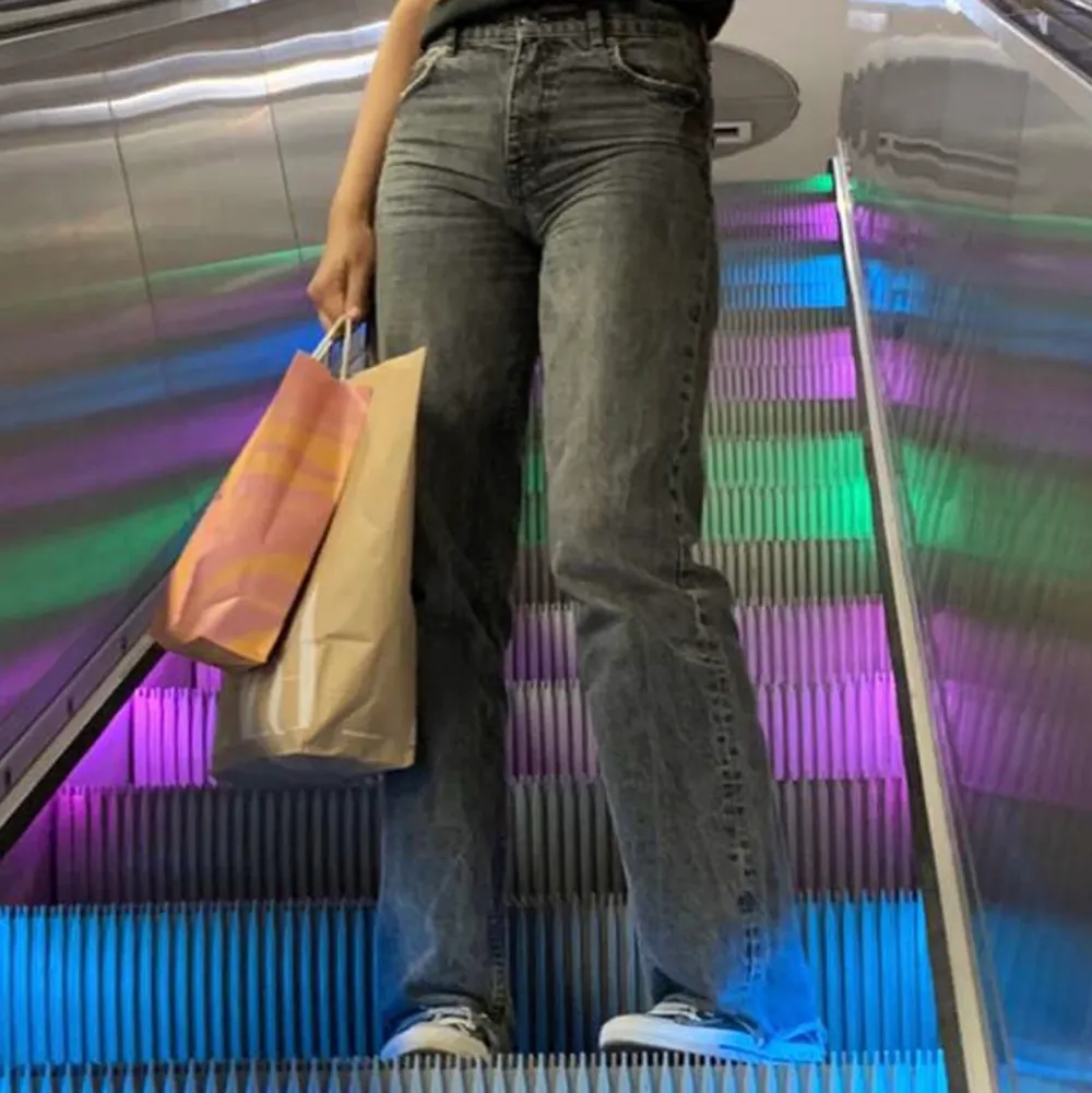 Säljer dessa jättesnygga Zara jeans då jag inte använder dom längre 🫶🏼 fortfarande i jättebra skick, storlek 34 och är perfekt längd för mig som är 173 🙌🏼. Jeans & Byxor.