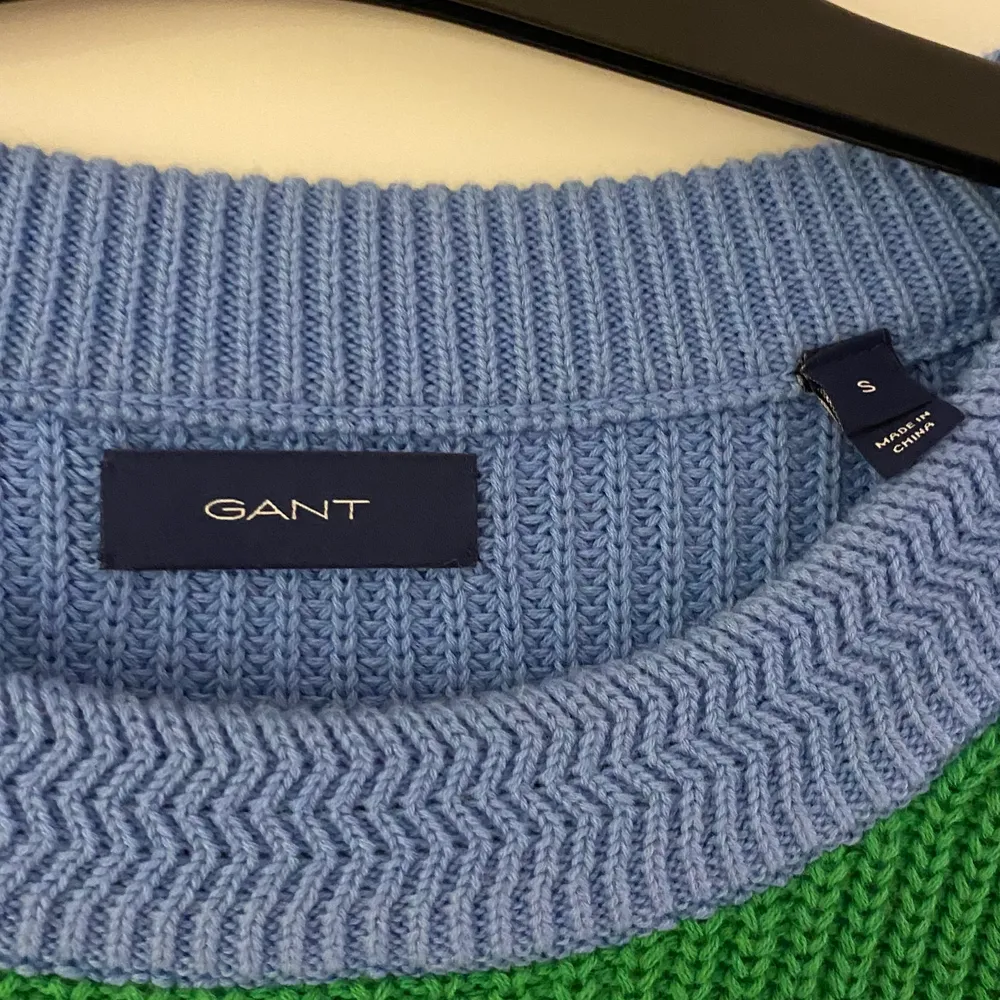 Säljer denna stickade tröja från Gant som tyvärr inte kommer till användning 💞  Aldrig använd så superfin kvalitet! ✨. Stickat.
