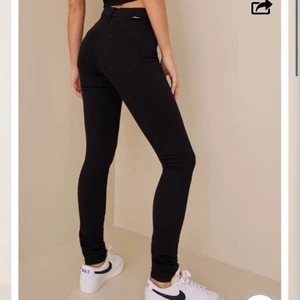 Dr denim svarta jeans - Svarta dr denim jeans Lexy strl 36. Endast använda 1 gång
