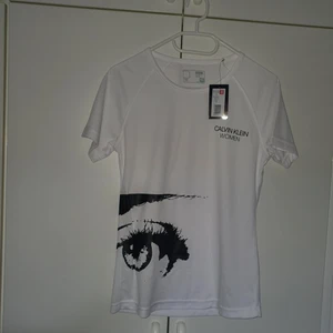 Calvin Klein t-shirt - Oanvänd tränings Calvin Klein tröja med lapp kvar. Storlek M men passar S