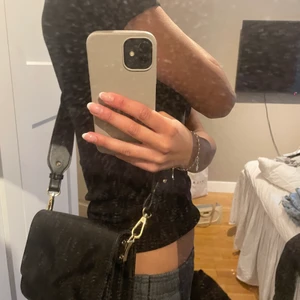 Pieces - Super fin svart väska med guld detaljer. Köparen står för frakt.