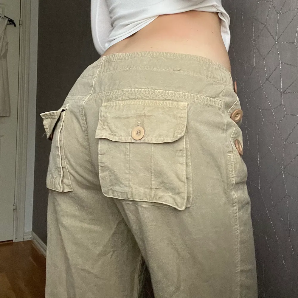 Superunika och häftiga Y2k jeans med detaljer bak och på sidorna. Köpt second hand! För referens är jag 1.70 och brukar ha 38 i byxor (dessa är aningen för stora för mig). Jeans & Byxor.