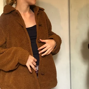 Jacka - En fluffig mysig höstjacka! Perfekt nu när vi är på de sista veckorna av sommaren. Köparen står för frakt 🚙. 