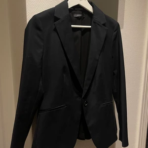 Esprit kavaj  - Figursydd! Jättefin. Använd 1 gång. Säljer pga använder ej. 