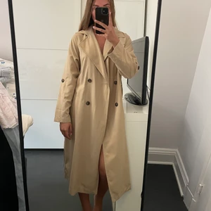 Trenchcoat  - Trendig trenchcoat från Stradivarius. Använd 1-2 gånger. Storlek S men skulle nog passa en M-person.