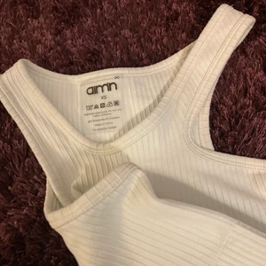 Träningslinne  - Ett linne ifrån Aimn med en liten cat out på ena sidan. Aldirg använt men det blev dock tvättat en gång där det råkades färgas lite blått, så det är lite baby blåa nyanser i linnet nu som de inte var från början. Skriv gärna om du har frågor🥰☺️