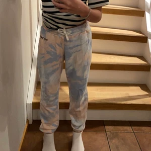 Batik mjukisbyxor 🌈 - Säljer dessa fina batik mjukisbyxor från H&M 🌈💜. Säljer av skäl att dem inte kommer till användning längre 🤍. 