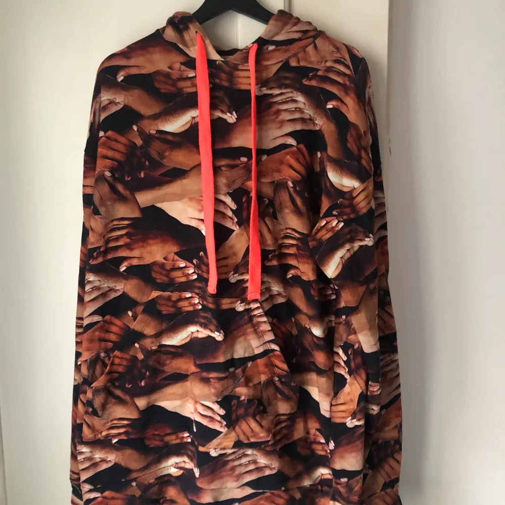 Tjocktröja från Monki i storlek XXS. Passar personer med storlek upp till M då den är oversize och lång. Kan användas som tröjklänning.   Betalas gärna med swish. . Hoodies.