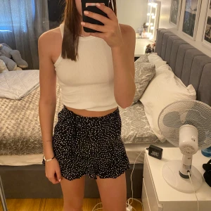 Zara kjol - prickig Zara kjol med inbyggda shorts inuti! Bra skick.