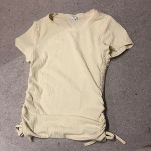 Gul t-shirt  - Gul t-shirt i storlek 146/152. Har använt 5 gånger. Köpets från Lindex 