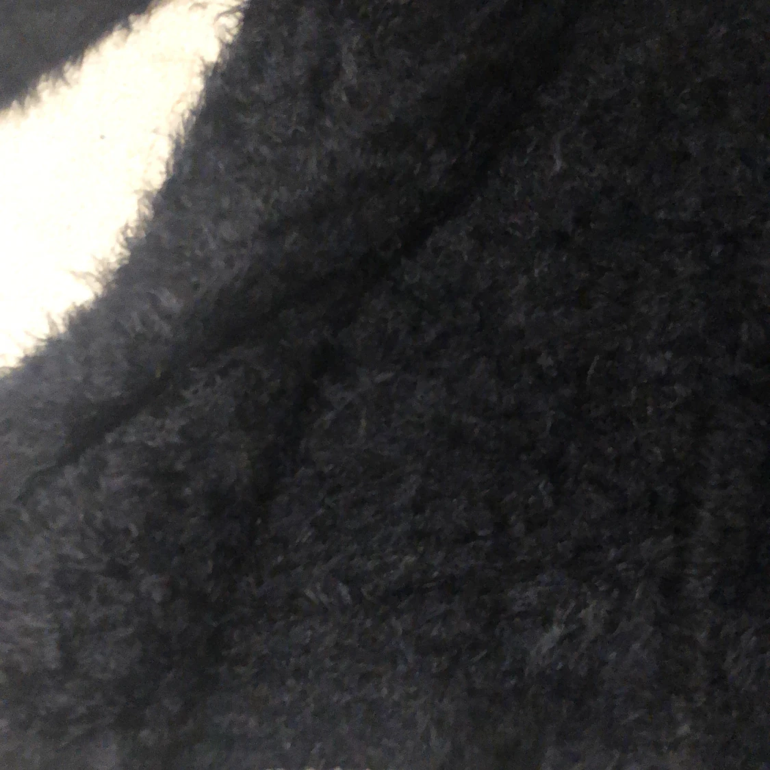 Svart fluffig tröja  - 91