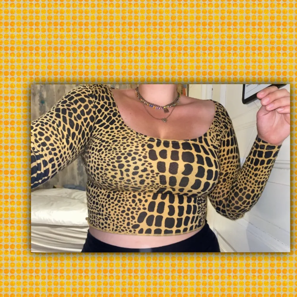 En långärmad magtröja med lite off shoulder vibe i gul och svart leopardmönster. Från märket ”Weekday”. Mycket gott skick och mycket bekväm. Storlek S.❤️❤️. Toppar.