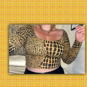 En långärmad magtröja med lite off shoulder vibe i gul och svart leopardmönster. Från märket ”Weekday”. Mycket gott skick och mycket bekväm. Storlek S.❤️❤️