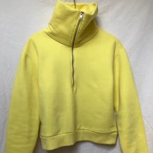 Citrongul tjock tröja - Citrongul tjocktröjan med hög hals. Supermysig til vår eller höst. Aldrig använd.