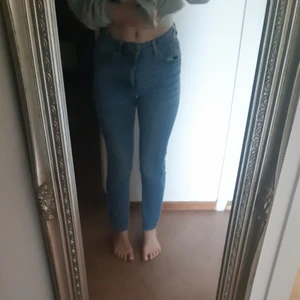 Molly jeans - Jeansen är använda. Tvättblåa molly jeans. Mid rise.  80 kr inkl frakt