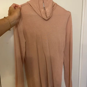 Beige polotröja - Beige polotröja med krage i storlek S. Skitfin och intill oanvänd🌸 sitter figur nära och enhance the body!! Fick den i present men den kommer inte till användning längre tyvärr så den söker ny lycklig ägare. 