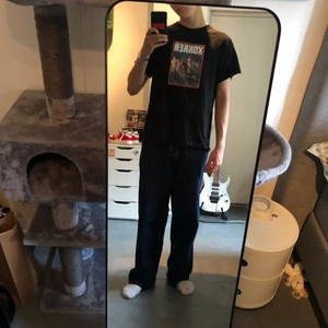 Svart T-shirt Från Hockey - Svart T-shirt med motiv från hockey säljes pga att den inte används. Tröjan är i mycket bra skick och har inga defekter. Tröjan är i L men passar även M