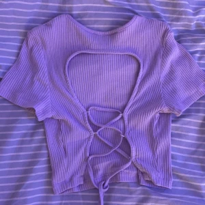 Söt topp - Söt lila topp, säljer då den inte passar, köparen står för frakten! Skriv för mer information💕 