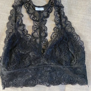 Bralette - Fin och mycket sparsamt använd Bralette från märket Jaqueline de YONG (fanns på Vero Moda).💙 Fin kvalitet och är i storlek S.