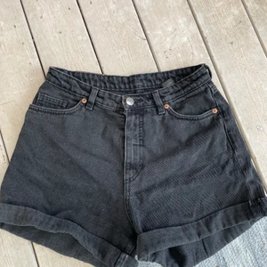 Jeansshorts stl s - Jeansshorts från Monki, använda flertal gånger men ej slitna. 