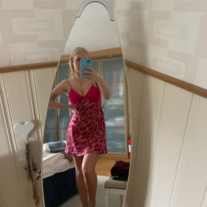 Slipdress - Vintage klänning i en fin rosa färg, bra kvalite, aldrig använd av mig. Storlek small. 