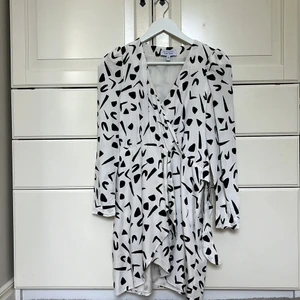 Klänning från & other stories - Vit klänning med mönster från & other stories i storlek 36 men sitter som en 34! Bara använd 2 gånger och är i bra skick. 